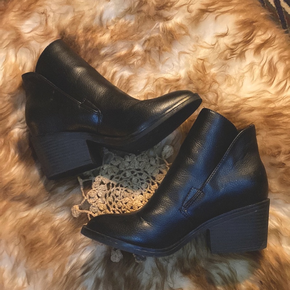 BLACK HEELED BOOTS